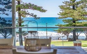 Burleigh Beach Abode With Oceanfront Beach View